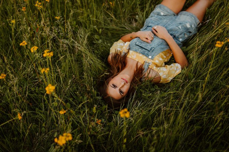 central oregon senior photo session wildflowers summer