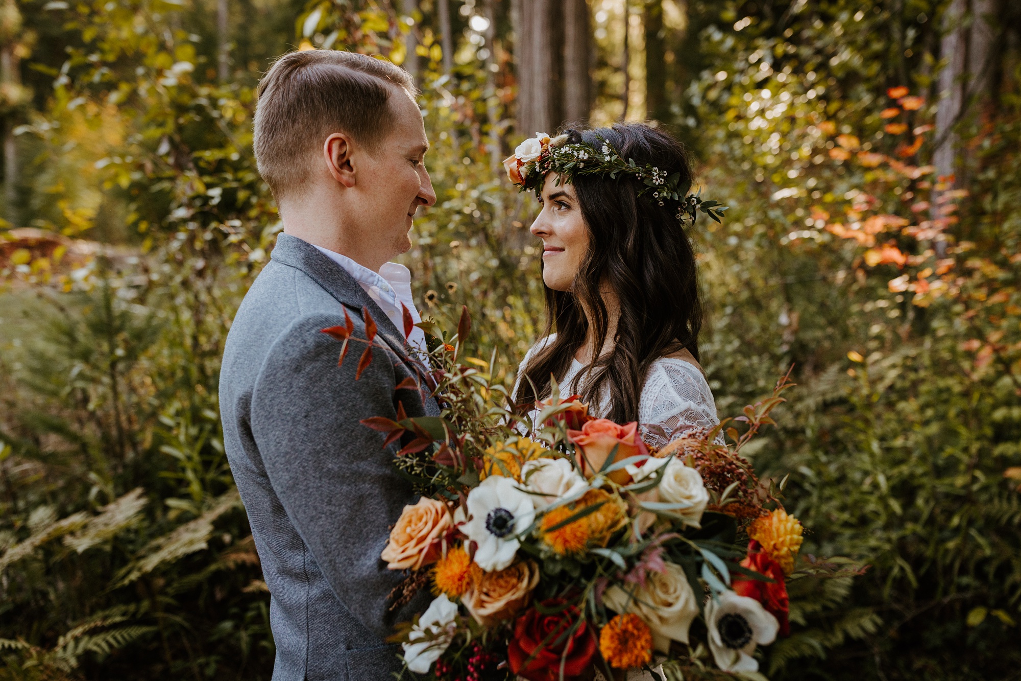 forest wedding loloma lodge oregon fall autumn color florals boho bride victoria carlson photography