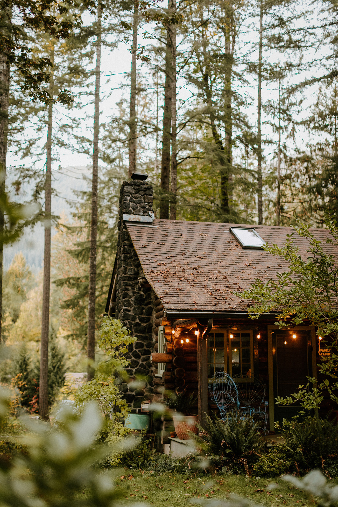 cozy forest wedding loloma lodge fall autumn color florals boho bride victoria carlson photography
