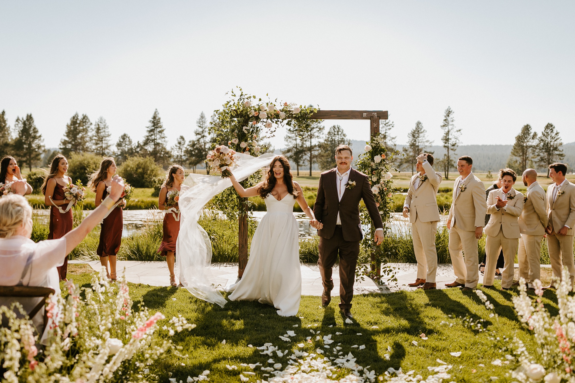 romantic sunriver resort wedding bend oregon pastels outdoor summer victoria carlson photography