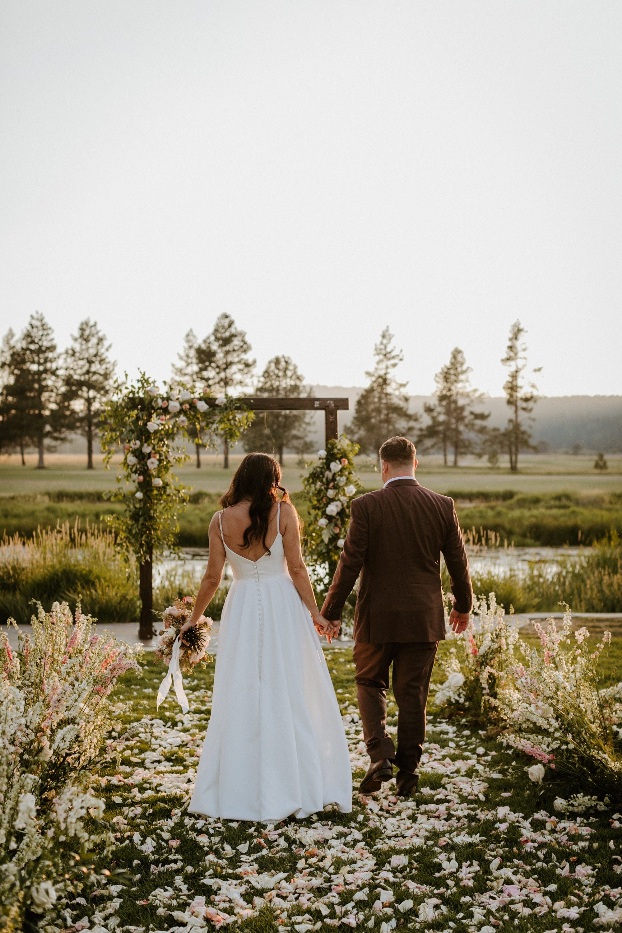 romantic sunriver resort wedding bend oregon pastels outdoor summer victoria carlson photography