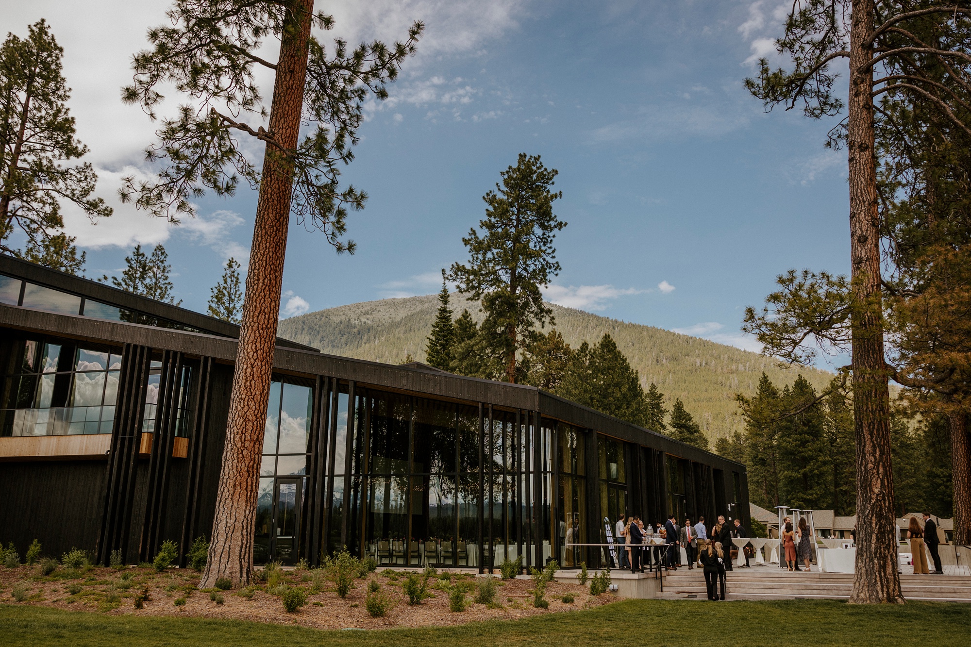 black butte ranch, happy, colorful, summer, wedding, modern, victoria carlson photography, mountains, sisters, oregon, lodge