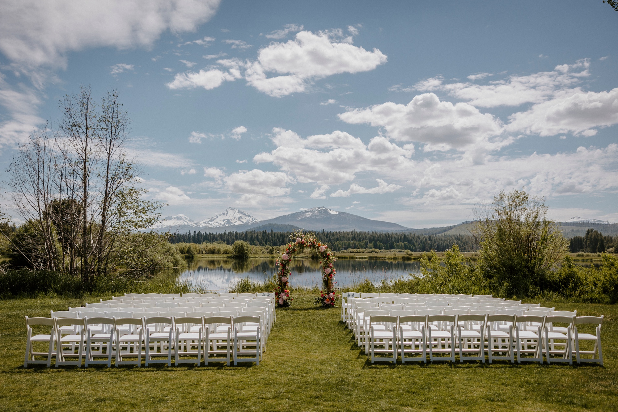 black butte ranch, happy, colorful, summer, wedding, modern, victoria carlson photography, mountains, sisters, oregon, ceremony