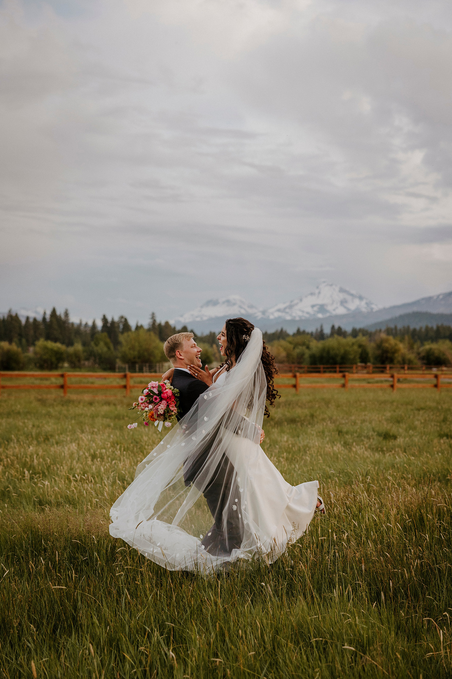 black butte ranch, happy, colorful, summer, wedding, modern, victoria carlson photography, mountains, sisters, oregon