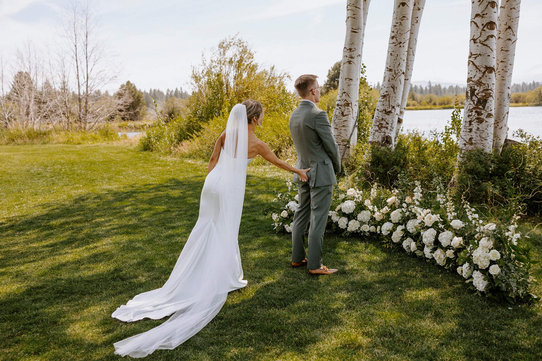 pastel wedding black butte ranch oregon sisters outdoor venue mountain view central oregon victoria carlson