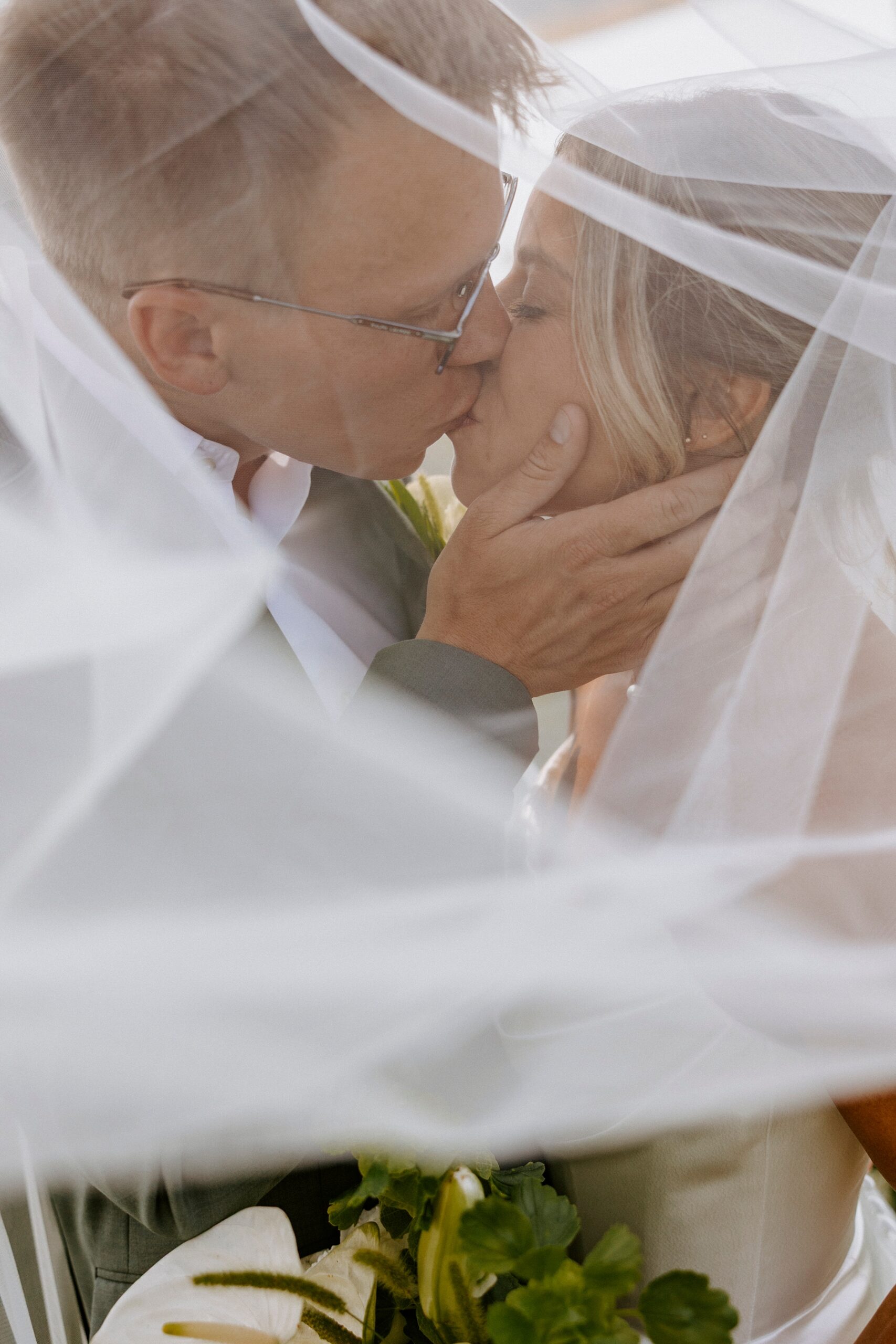 pastel wedding black butte ranch oregon sisters outdoor venue mountain view central oregon victoria carlson