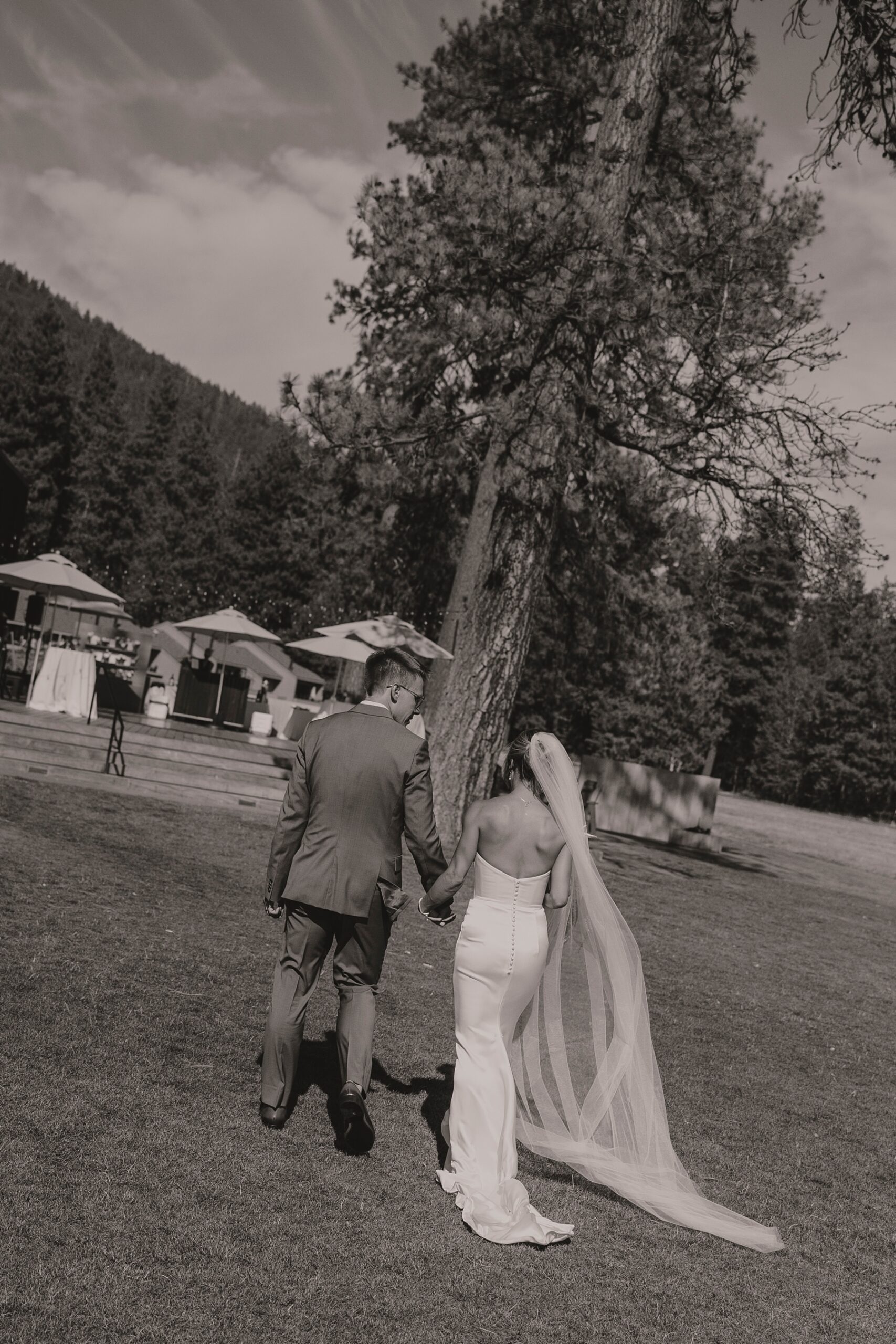 pastel wedding black butte ranch oregon sisters outdoor venue mountain view central oregon victoria carlson