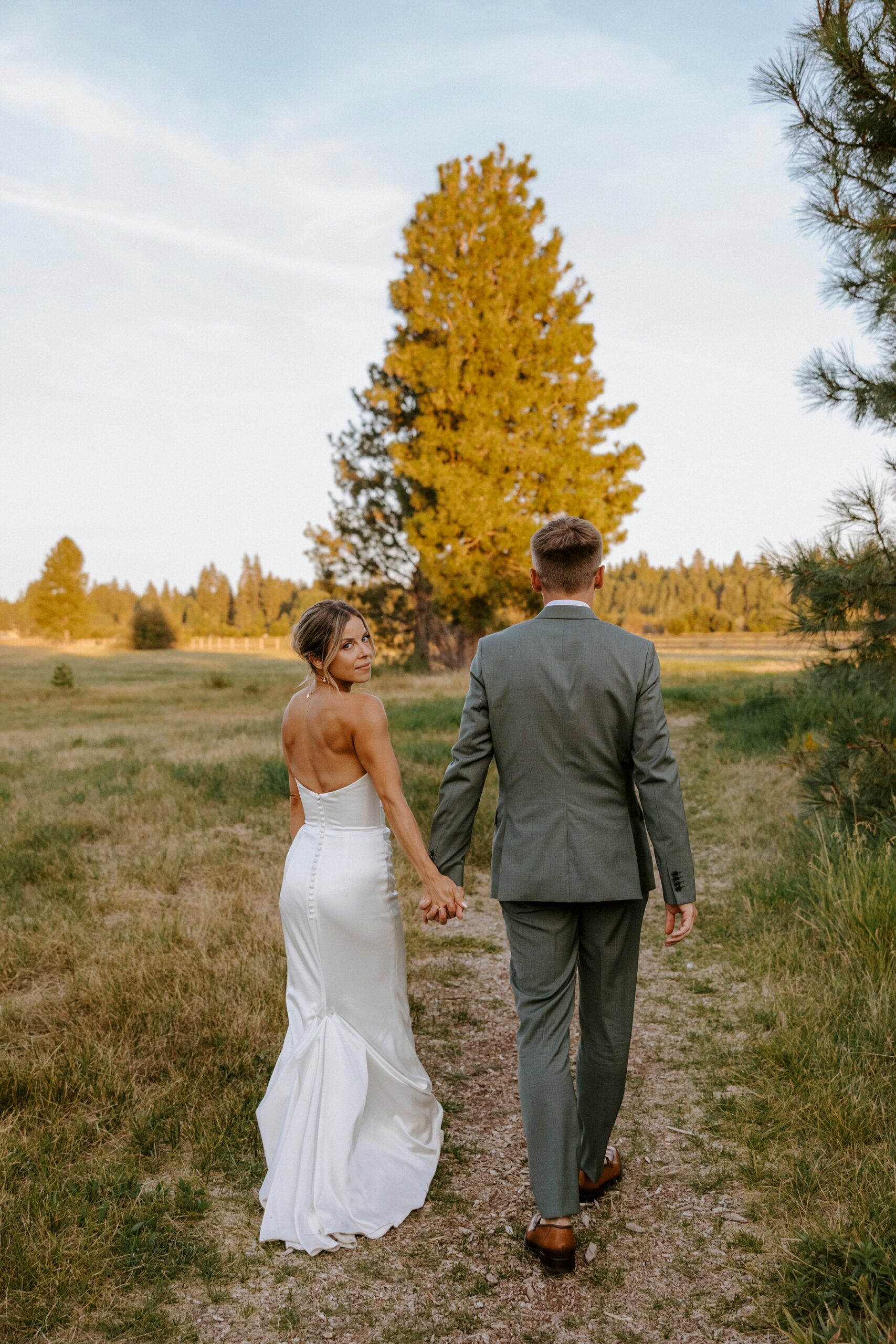 pastel wedding black butte ranch oregon sisters outdoor venue mountain view central oregon victoria carlson