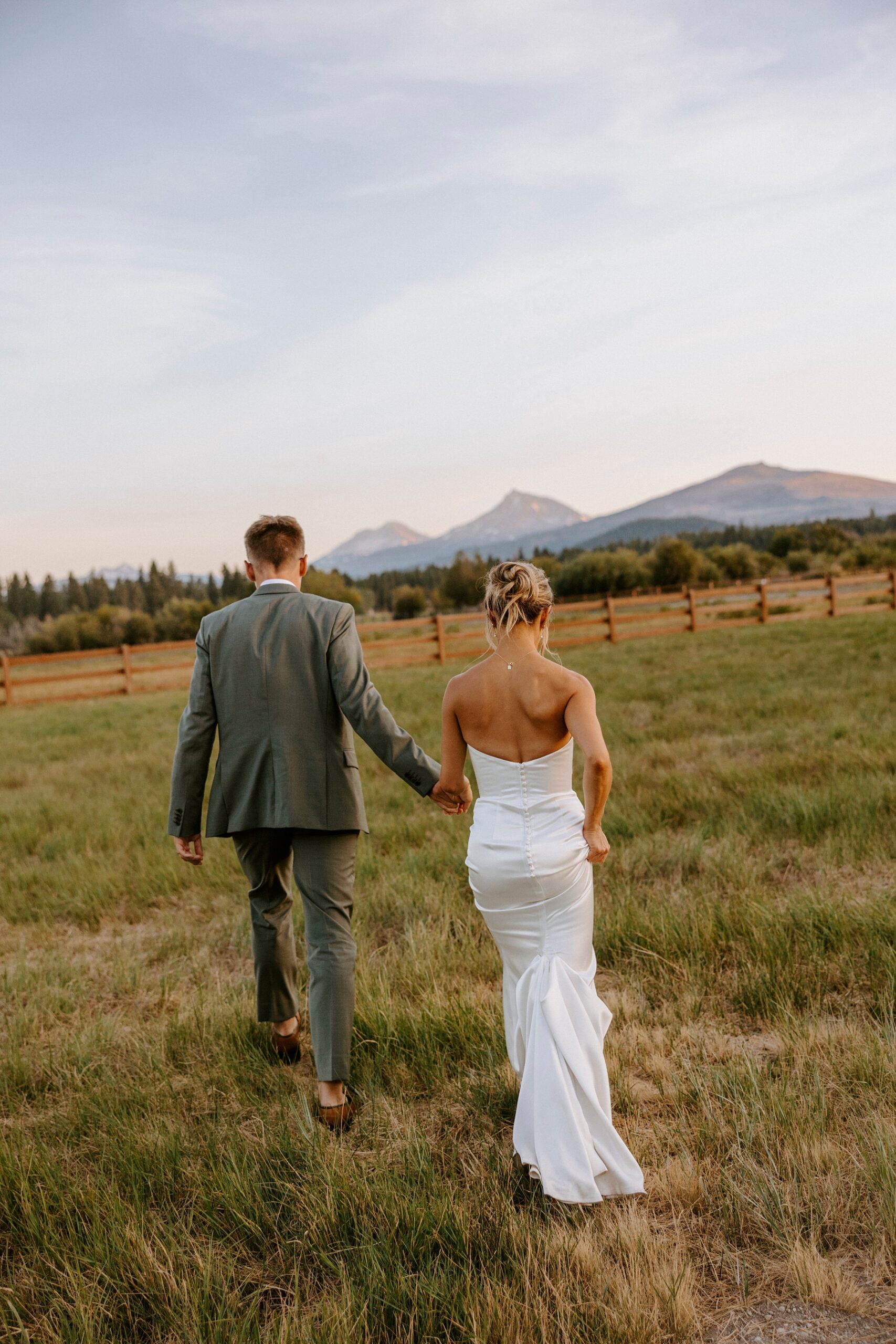 pastel wedding black butte ranch oregon sisters outdoor venue mountain view central oregon victoria carlson colorful sunset