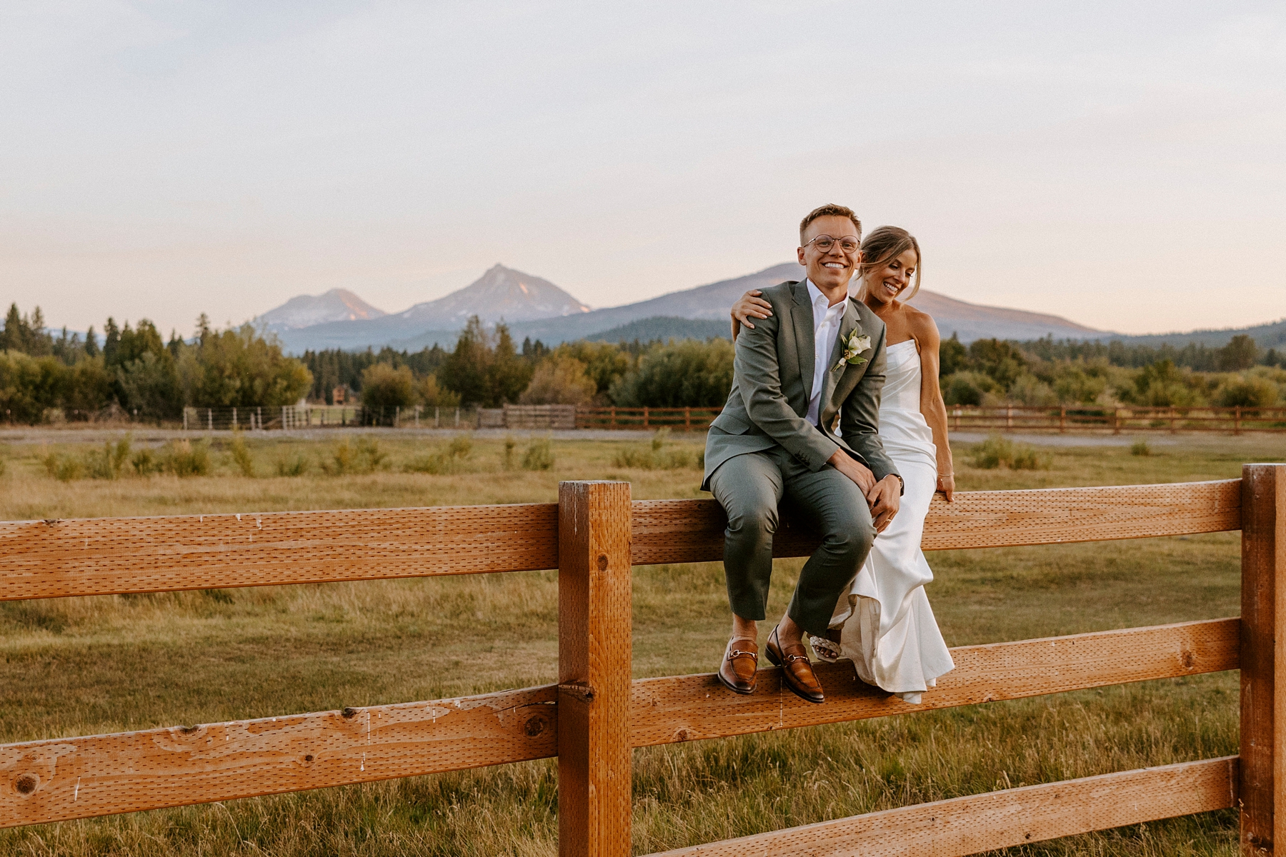 pastel wedding black butte ranch oregon sisters outdoor venue mountain view central oregon victoria carlson