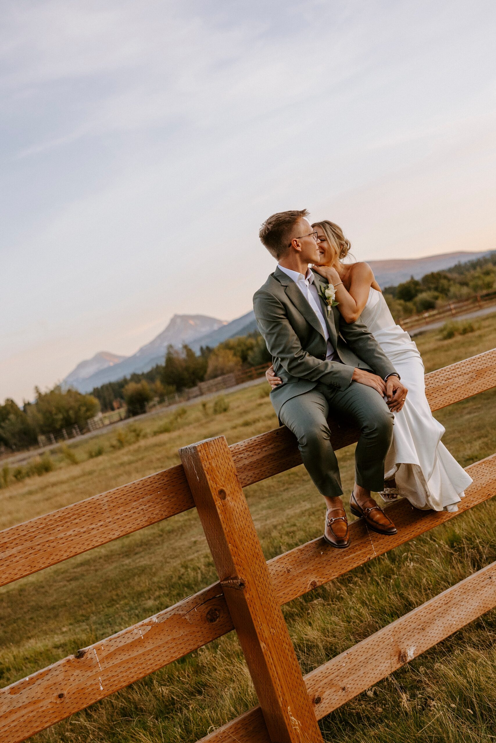 pastel wedding black butte ranch oregon sisters outdoor venue mountain view central oregon victoria carlson colorful sunset