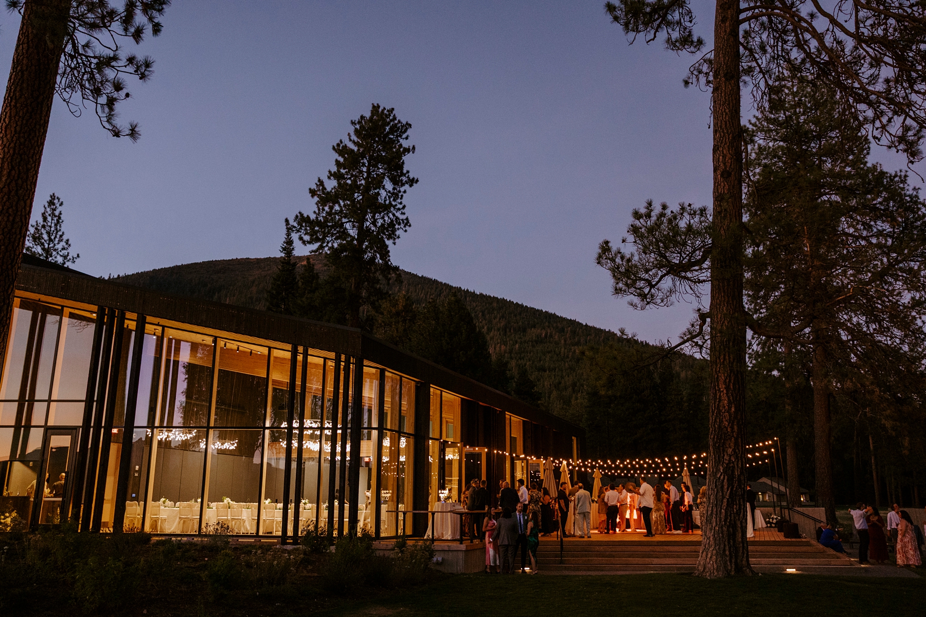 pastel wedding black butte ranch oregon sisters outdoor venue mountain view central oregon victoria carlson sunset