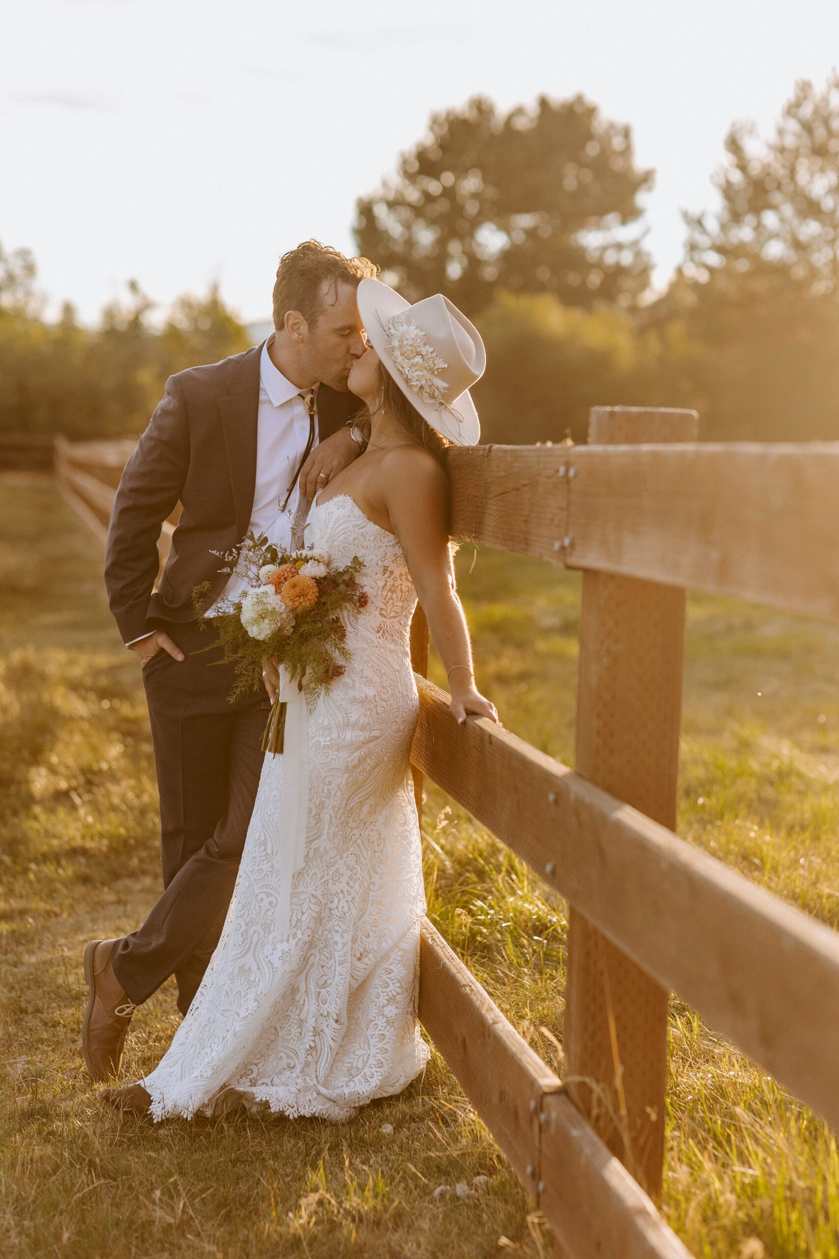 horse stampede, western, black butte ranch, stables, wedding, bride, groom, victoria carlson, wedding photographer
